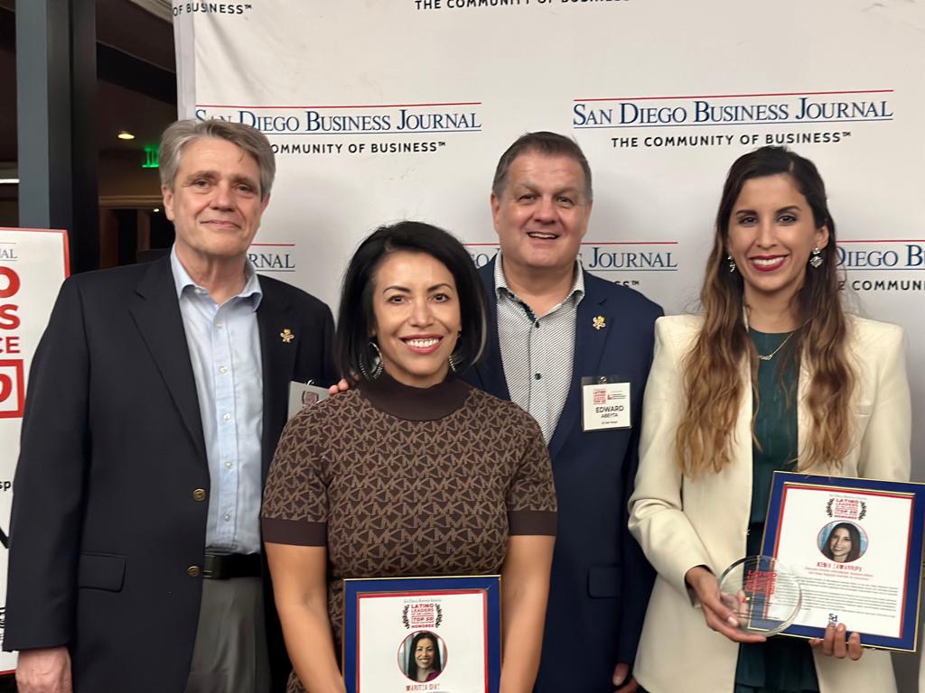 Maritza Diaz with Top 50 Latino Leaders award